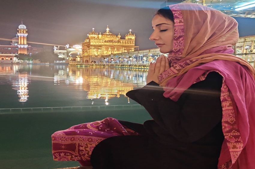 ਸੱਚਖੰਡ ਸ੍ਰੀ ਹਰਿਮੰਦਰ ਸਾਹਿਬ ਵਿਖੇ ਨਤਮਸਤਕ ਹੋਈ ਸੋਨੀਆ ਮਾਨ